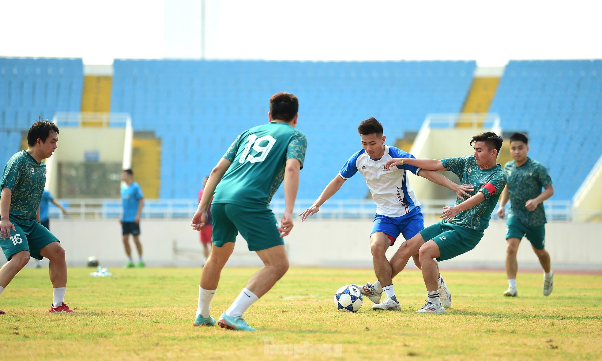 Dramatische Serie von „Schießereien“ im My Dinh Stadium beim Jugendsportfestival, Foto 13