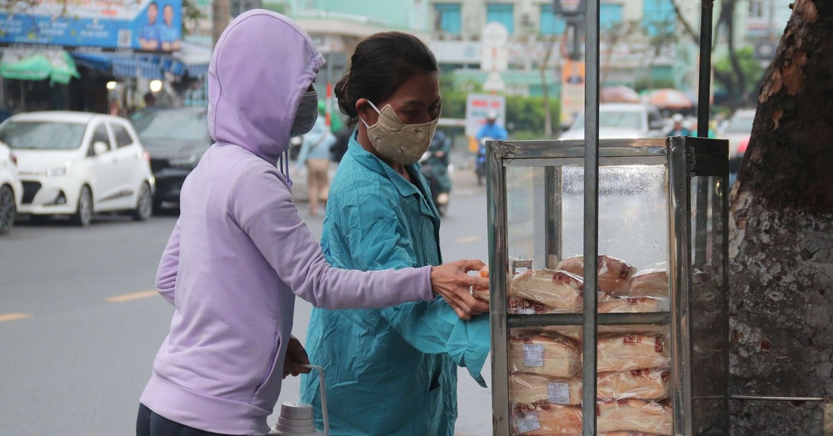 Fulfilling mother's wish, son opens free bread cart to give to the poor