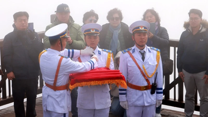 Cérémonie sacrée de lever du drapeau sur le pic Fansipan, photo 2