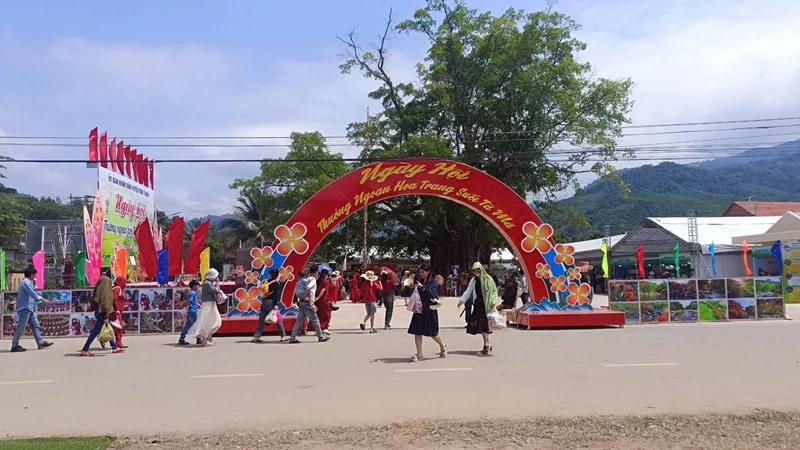 大馬渓花祭り開幕：文化的な色彩が自然と融合