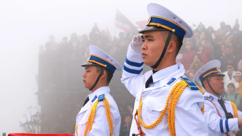 Cérémonie sacrée de lever du drapeau sur le pic Fansipan photo 8