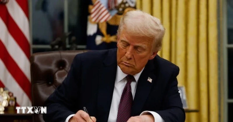 US-Präsident Donald Trump unterzeichnet im Weißen Haus in Washington, D.C. eine Durchführungsverordnung. (Foto: Getty Images/VNA)