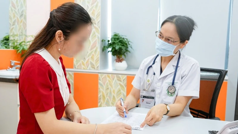 Sólo el 15% de los pacientes se registran antes de acudir a ver a un médico en el Hospital Bach Mai.