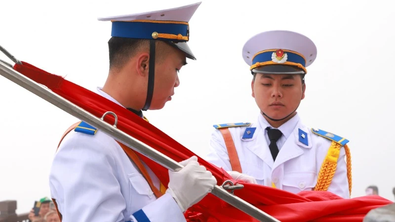 Sacred flag-raising ceremony on Fansipan peak photo 4