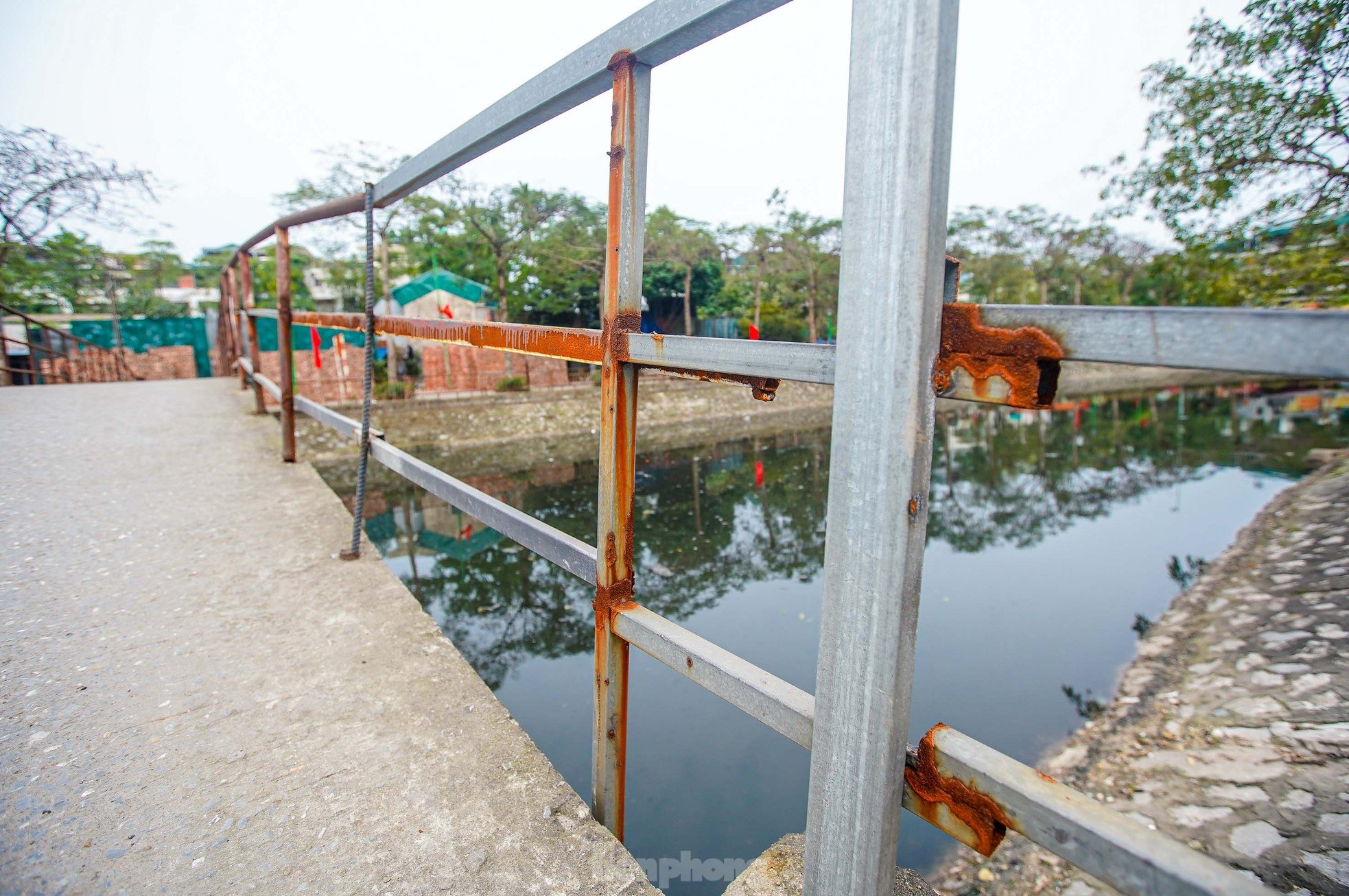 Close-up of degraded, rusty bridges in Hanoi photo 21