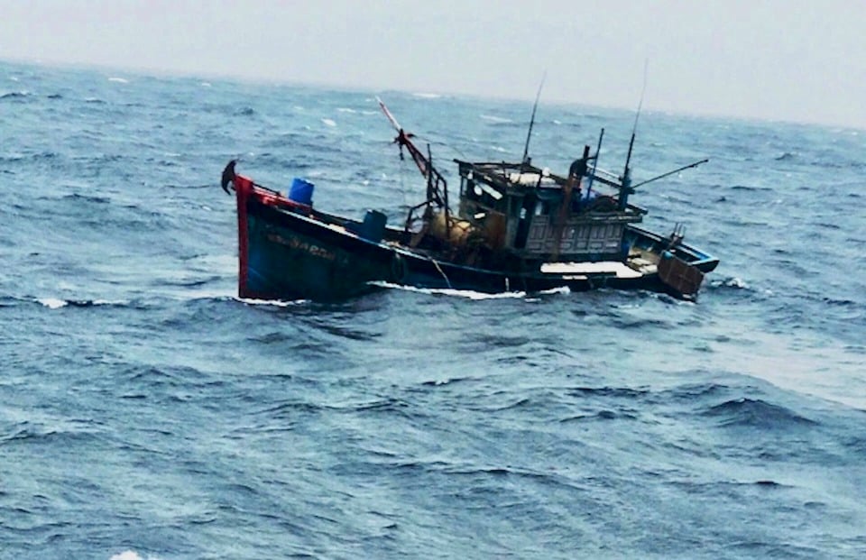 Un barco pesquero de Quang Nam se hundió, dejando cuatro pescadores muertos y desaparecidos.