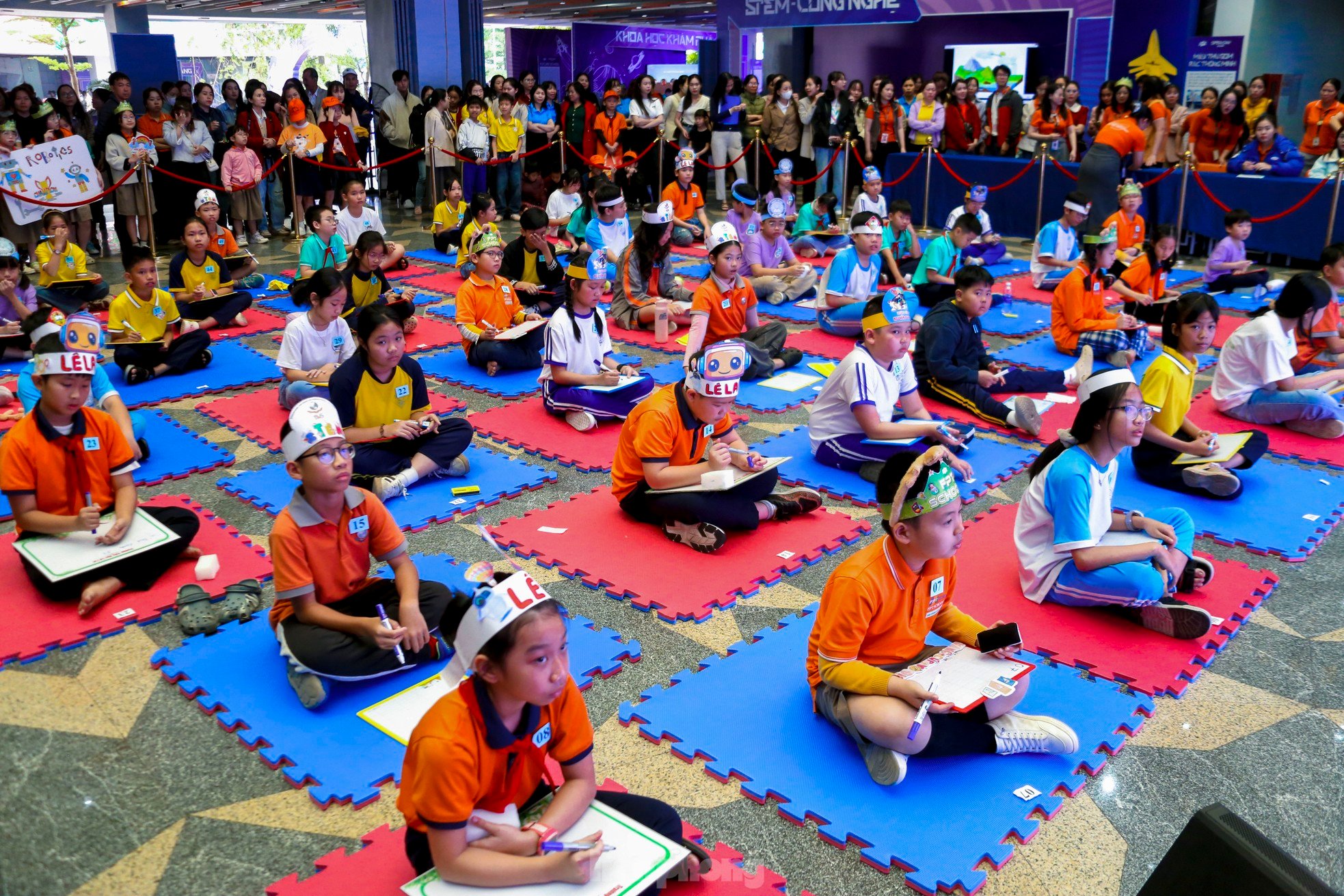 More than 2,000 Da Nang students excitedly experience Robots and basic programming photo 17