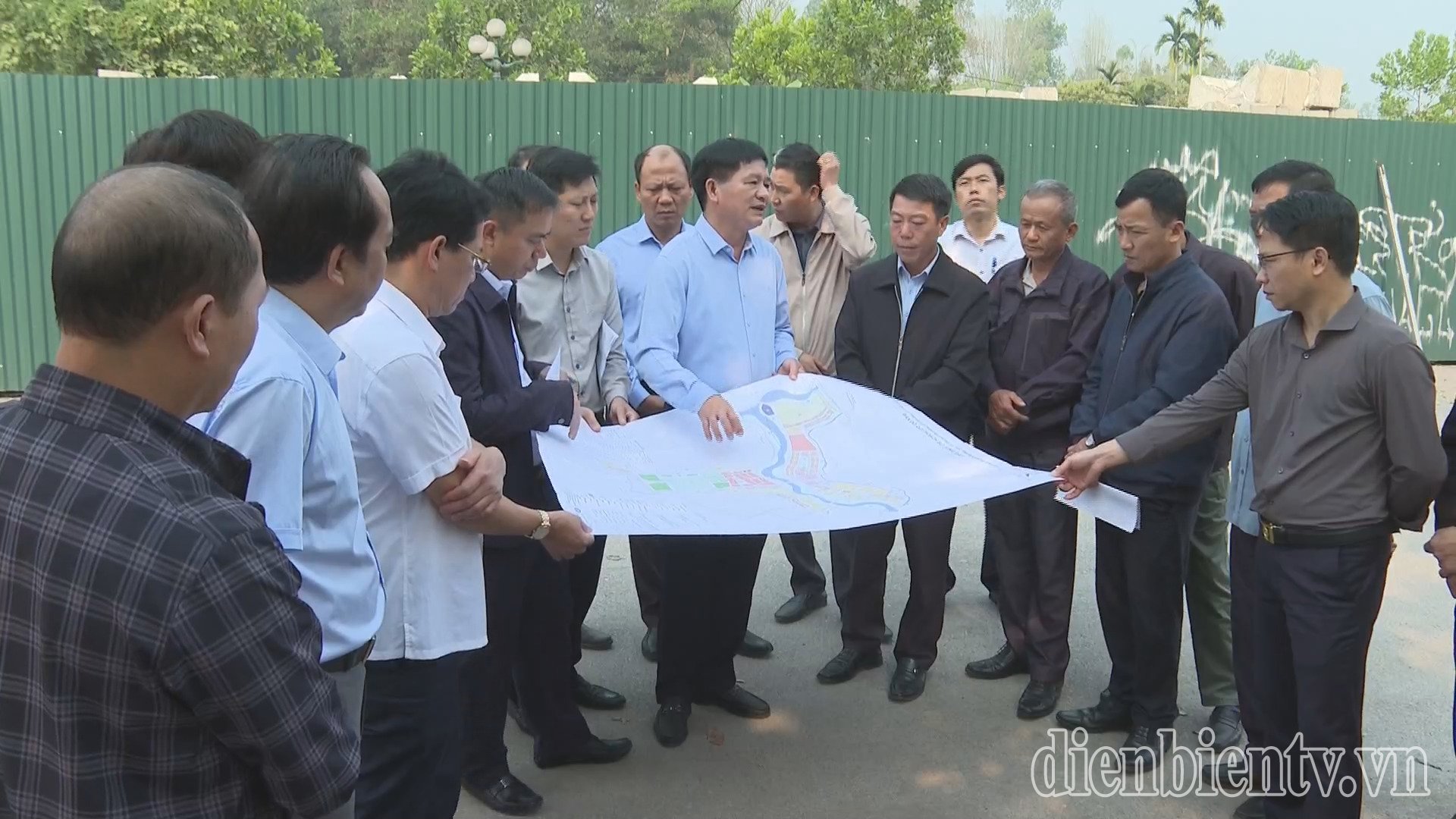 El presidente del Comité Popular Provincial, Le Thanh Do, inspeccionó proyectos clave en el lugar.