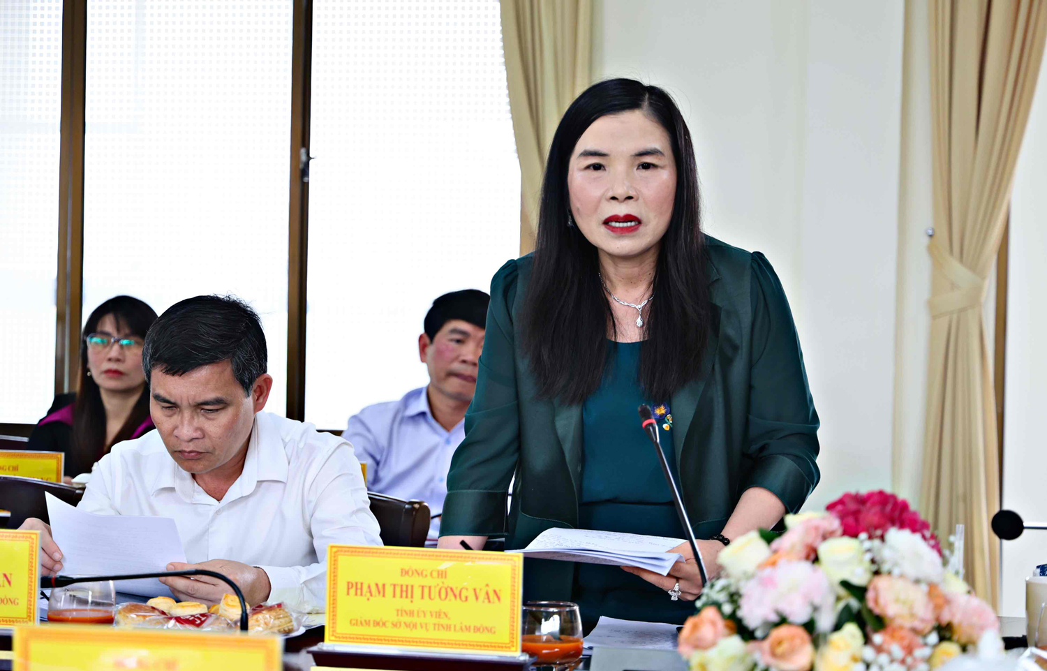 สหาย Pham Thi Tuong Van ผู้อำนวยการกรมกิจการภายในจังหวัดกล่าวในการประชุม