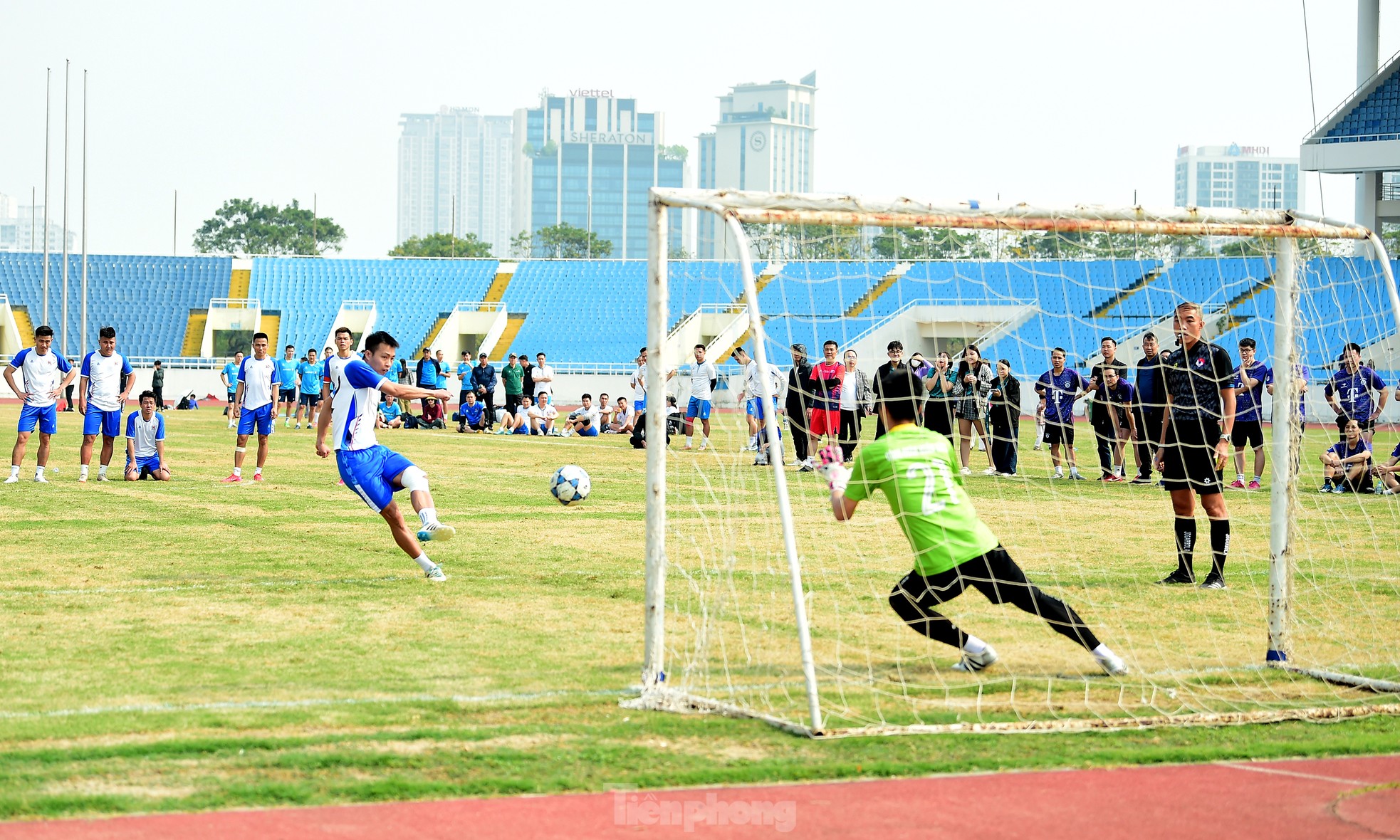 Dramática serie de 'tiroteos' en el Estadio My Dinh durante el Festival de Deportes Juveniles (foto 19)