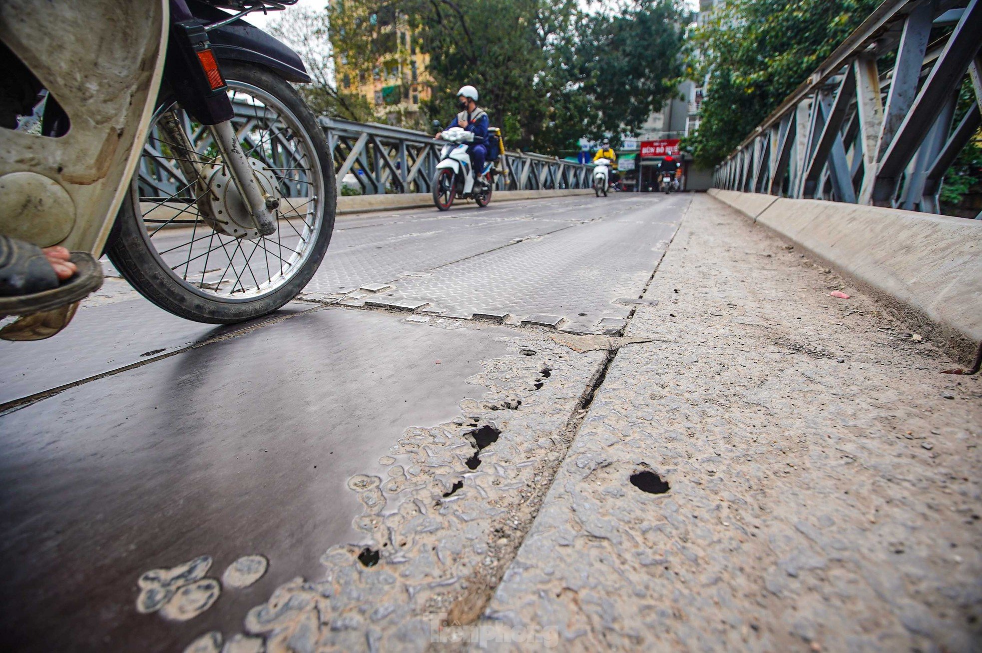 Close-up of degraded, rusty bridges in Hanoi photo 9