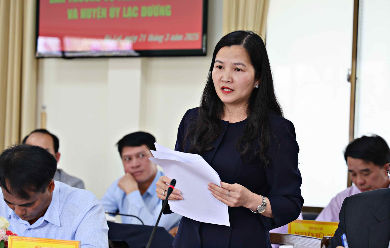 สหาย Tran Thi Chuc Quynh เลขาธิการคณะกรรมการพรรคเขต Lac Duong รายงานในการประชุม