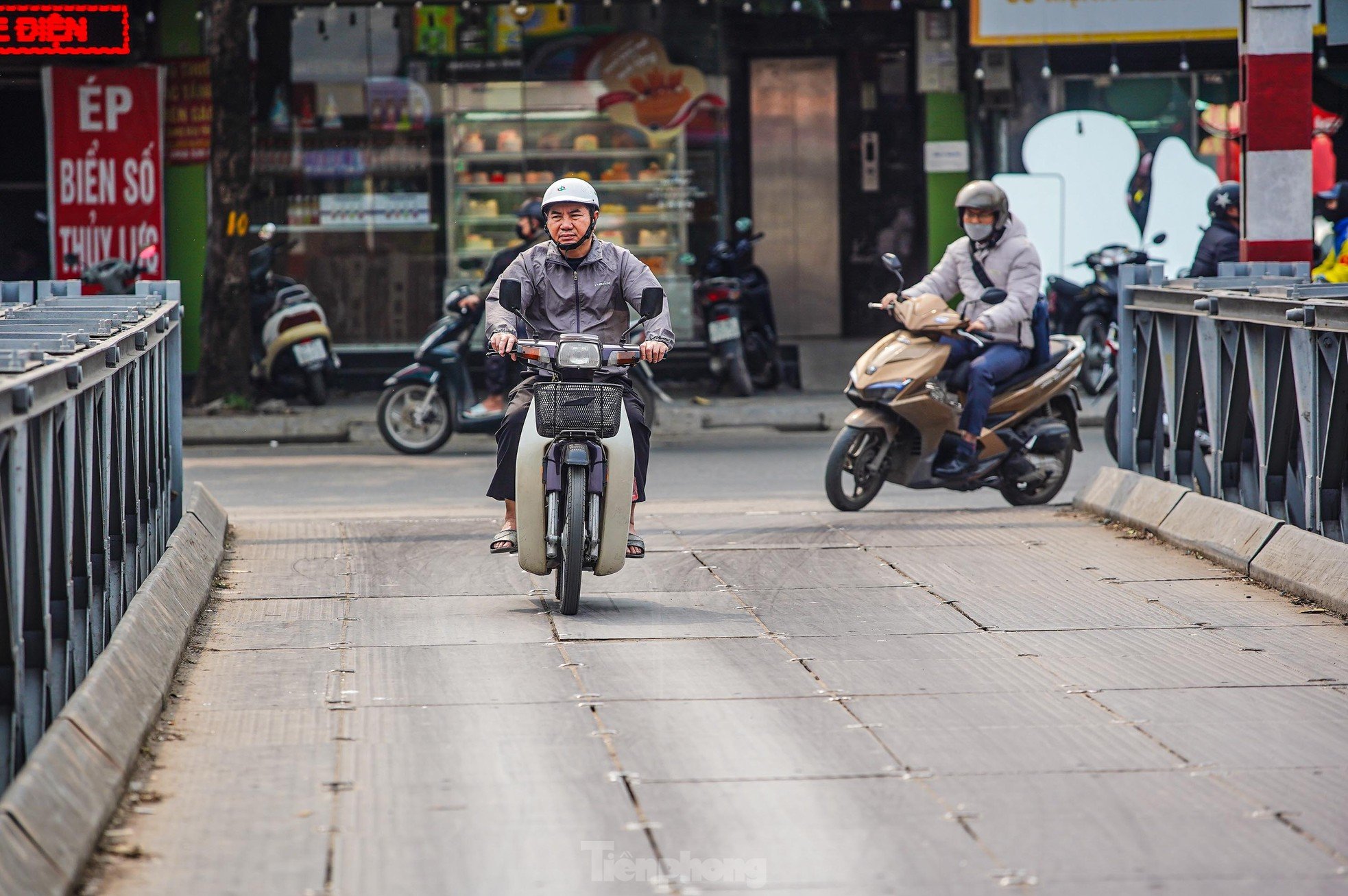 Close-up of degraded, rusty bridges in Hanoi photo 2