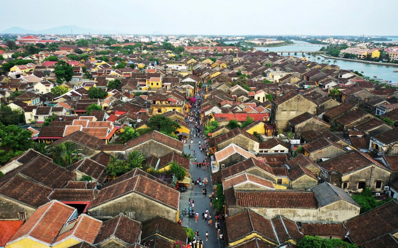 Avec le sanctuaire de My Son, la reconnaissance par l'UNESCO de la vieille ville de Hoi An comme patrimoine culturel mondial est devenue une marque importante de la province de Quang Nam après 50 ans de libération (vue panoramique de la vieille ville de Hoi An vue d'en haut) - Photo : VINH LOC