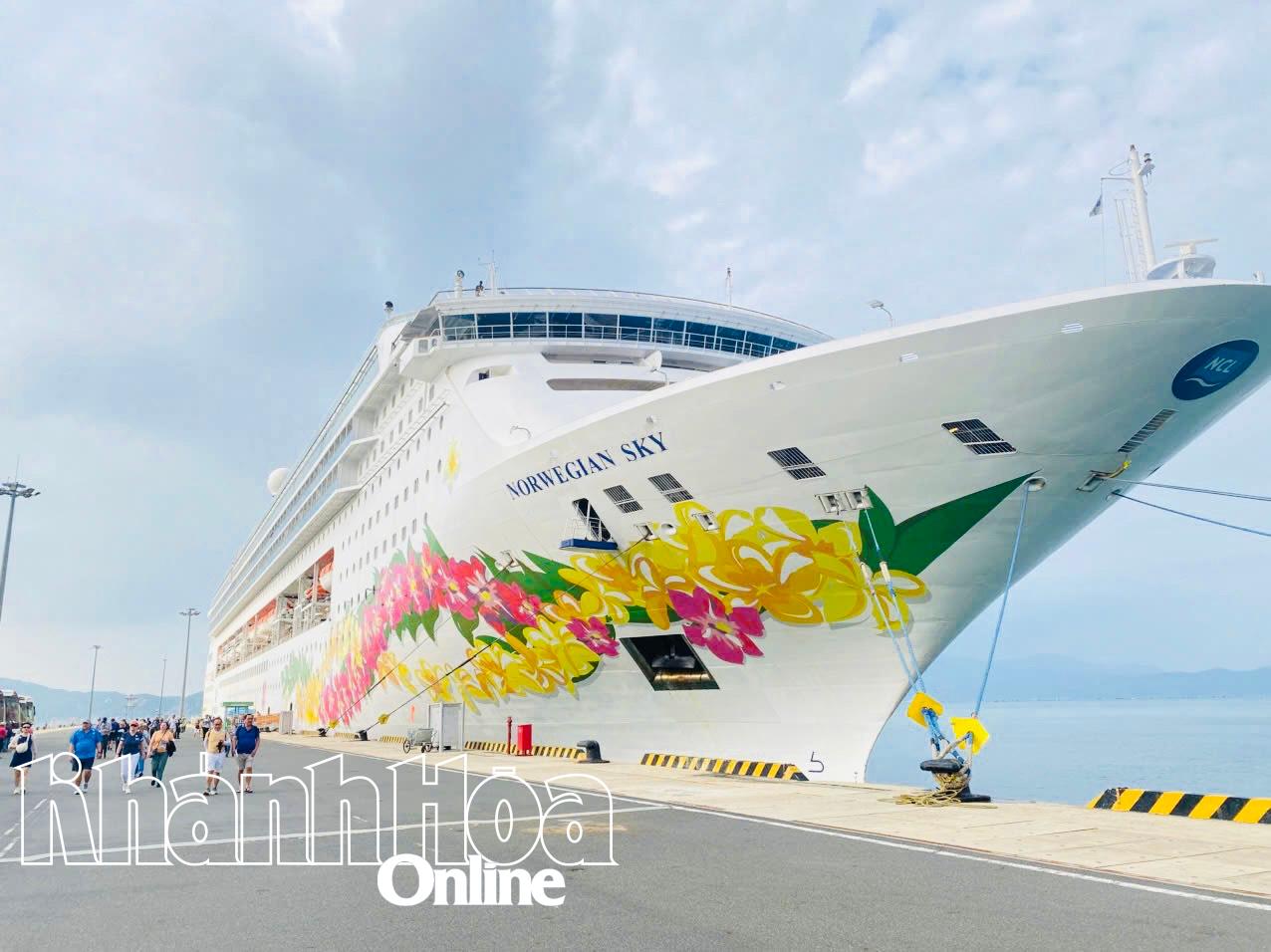 El crucero Norwegian Sky lleva 1.950 pasajeros a Khanh Hoa