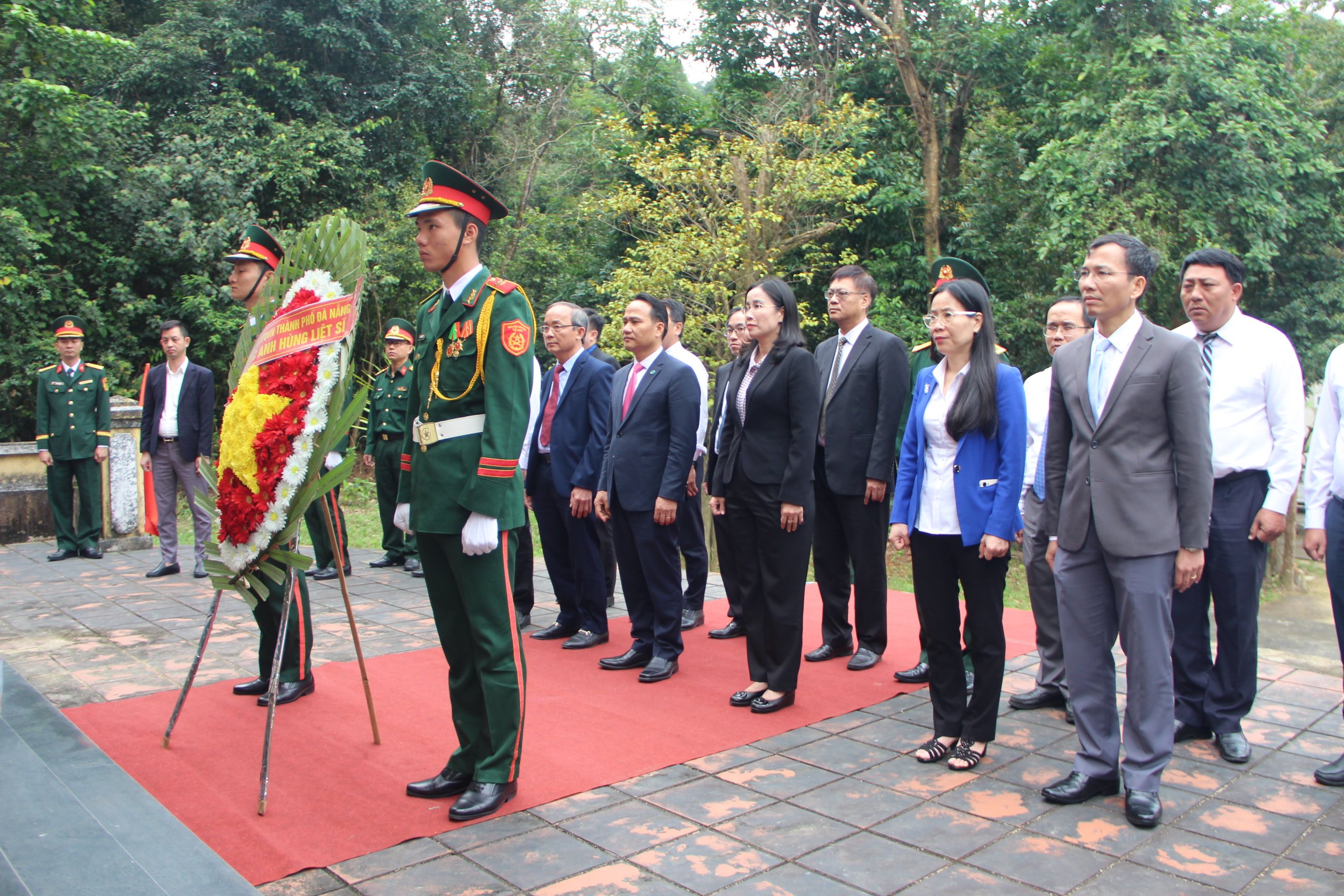 City delegation offers incense at Quang Da Special Zone Party Committee Base