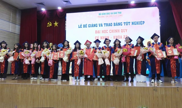 Trường ĐH Cửu Long trao bằng cử nhân cho đồng bào dân tộc thiểu số- Ảnh 2.