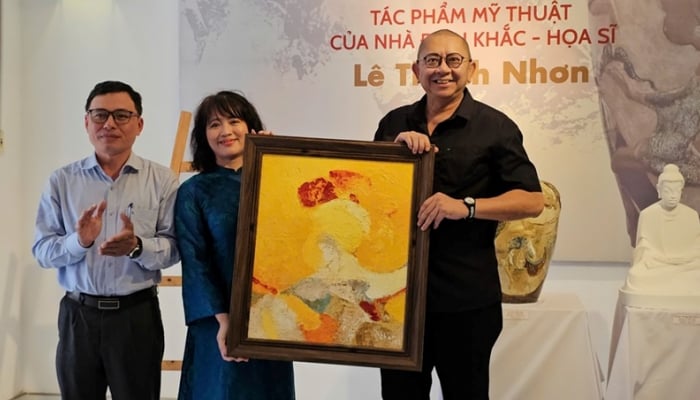 El Museo de Bellas Artes de Hue recibe tres obras del escultor Le Thanh Nhon