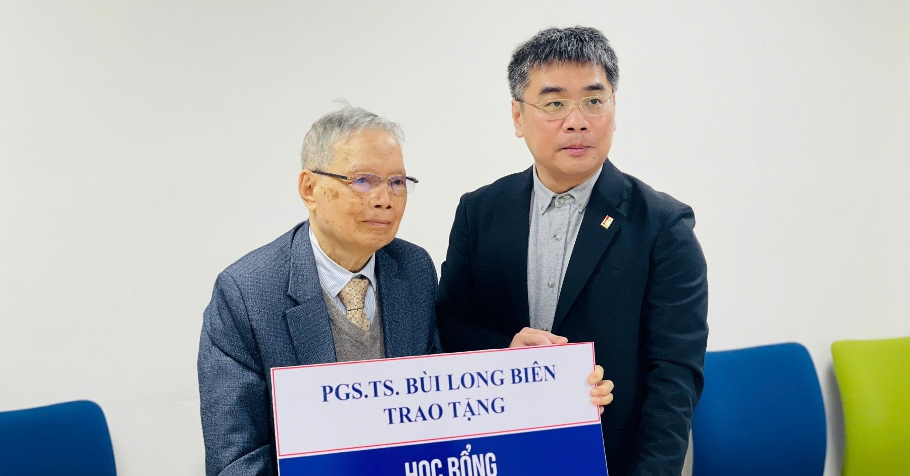 Un profesor de 88 años dona mil millones de VND a estudiantes pobres de la Universidad de Ciencia y Tecnología de Hanoi.