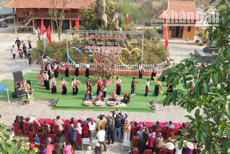 Unique Het Cha Festival of the White Thai people photo 2