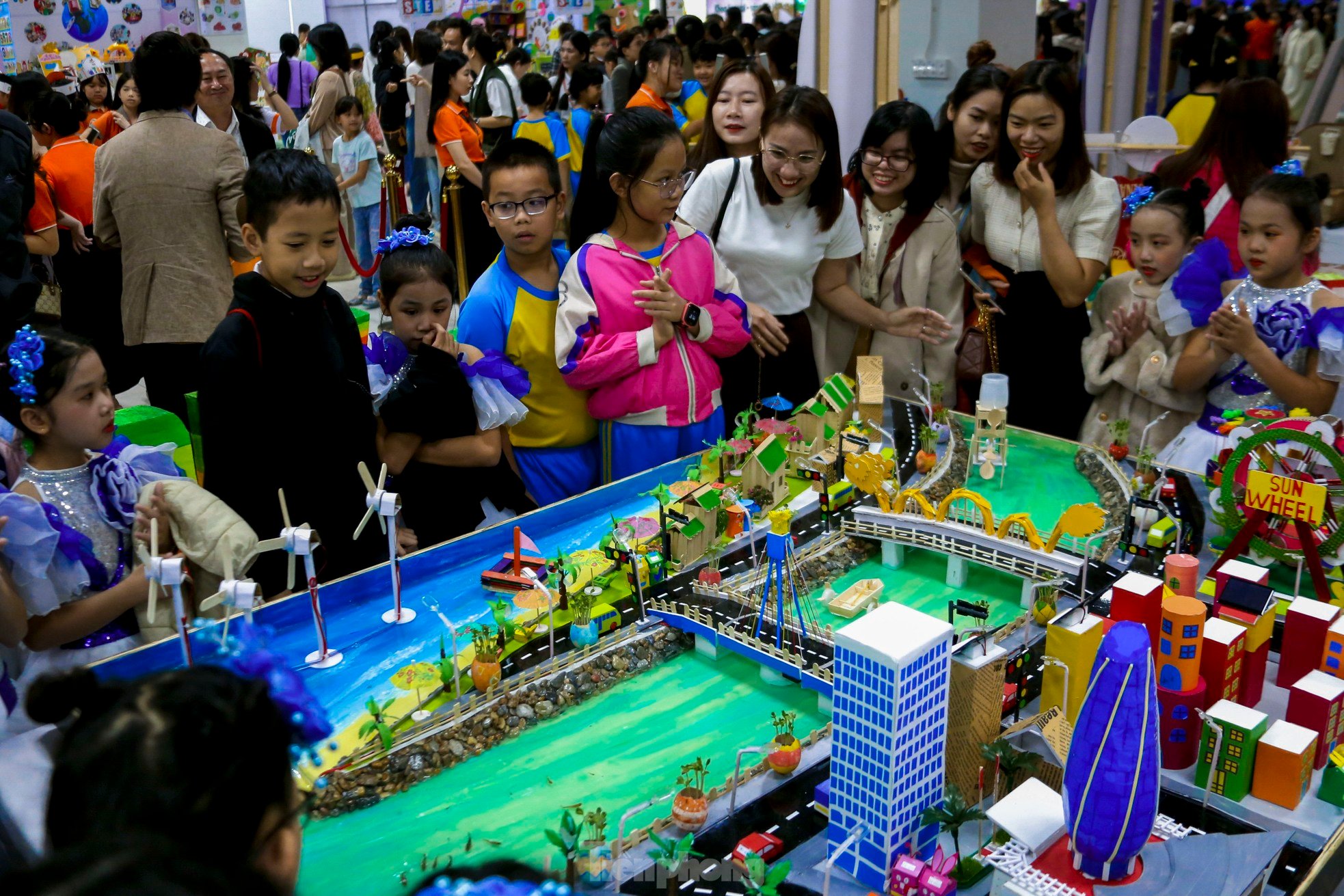 Mehr als 2.000 Da Nang-Studenten erleben begeistert Roboter und grundlegende Programmierung Foto 5