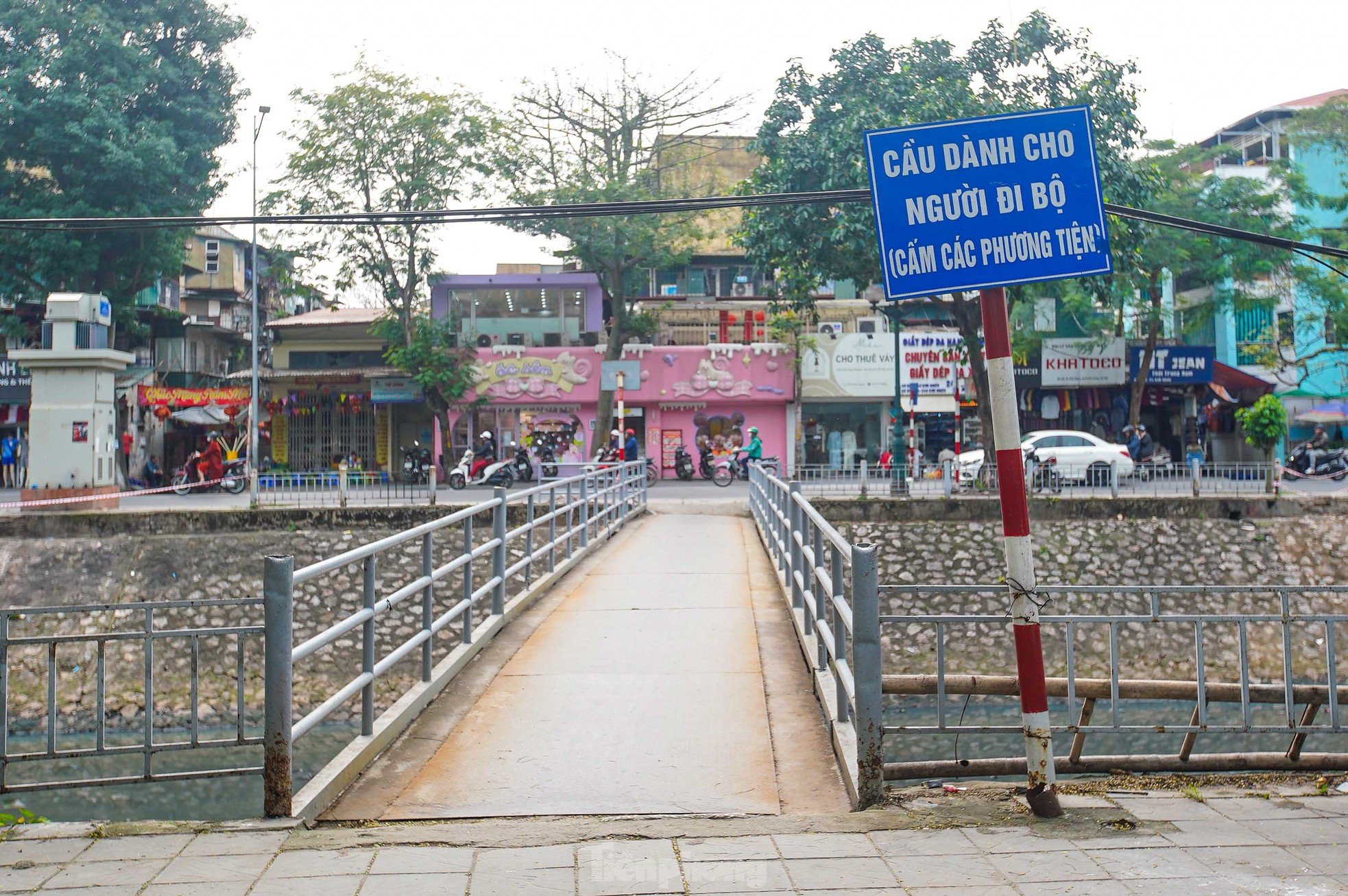 Close-up of degraded, rusty bridges in Hanoi photo 10