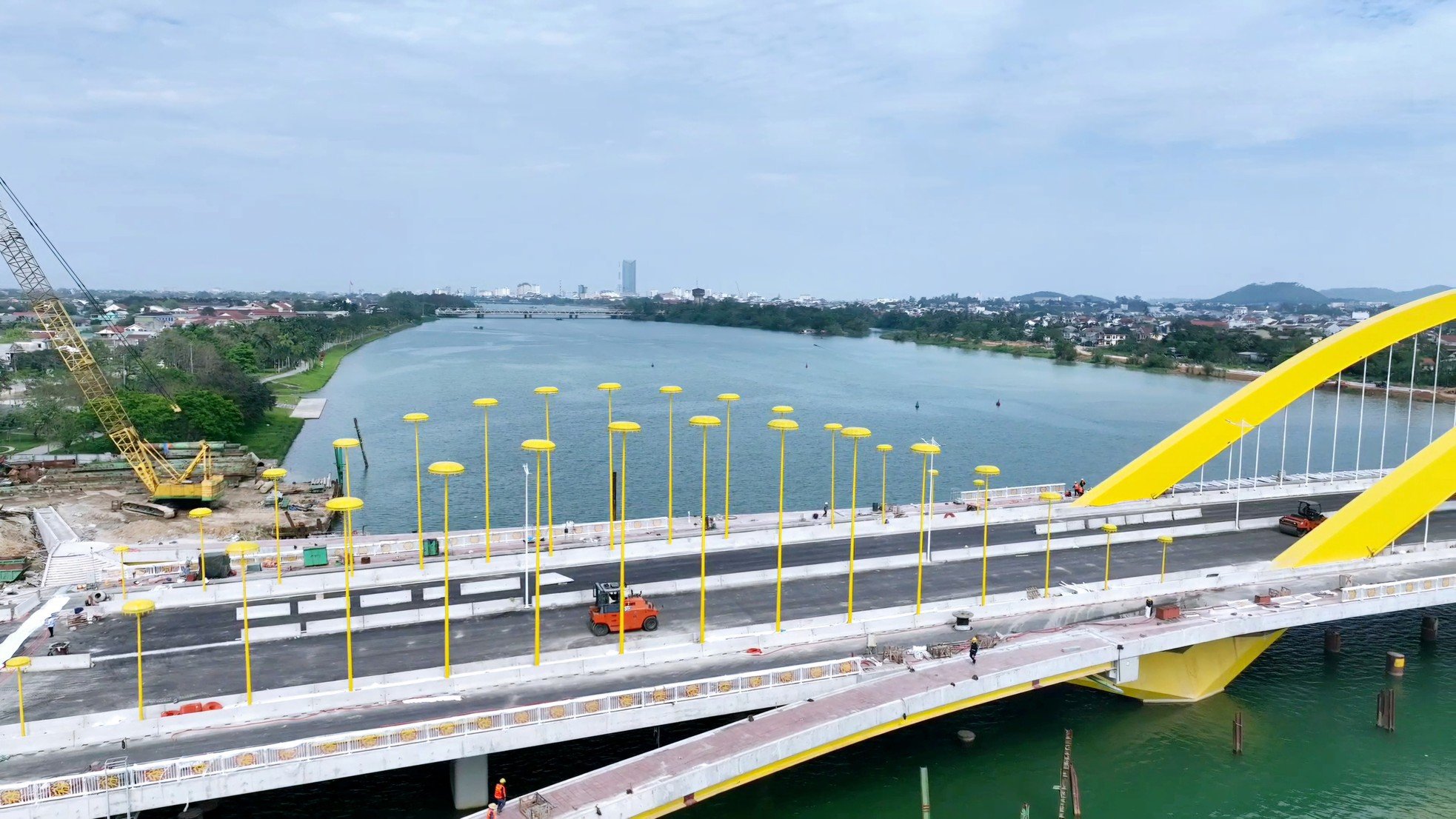 Unique 'royal golden parasol' on the billion-dollar bridge over the Huong River photo 7