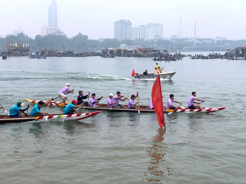 Courses de bateaux traditionnels passionnantes sur la rivière Huong -0