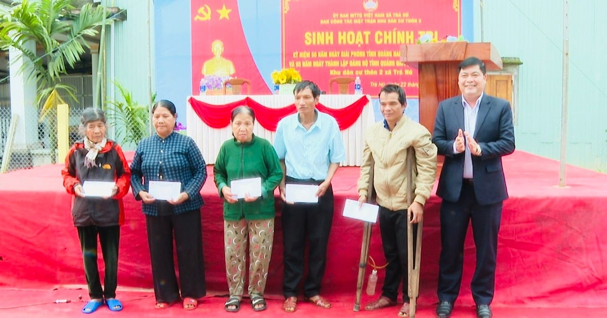 Head of the Provincial Party Committee's Internal Affairs Committee Nguyen Manh Ha attended a political activity with the Co people of Tra Nu commune.