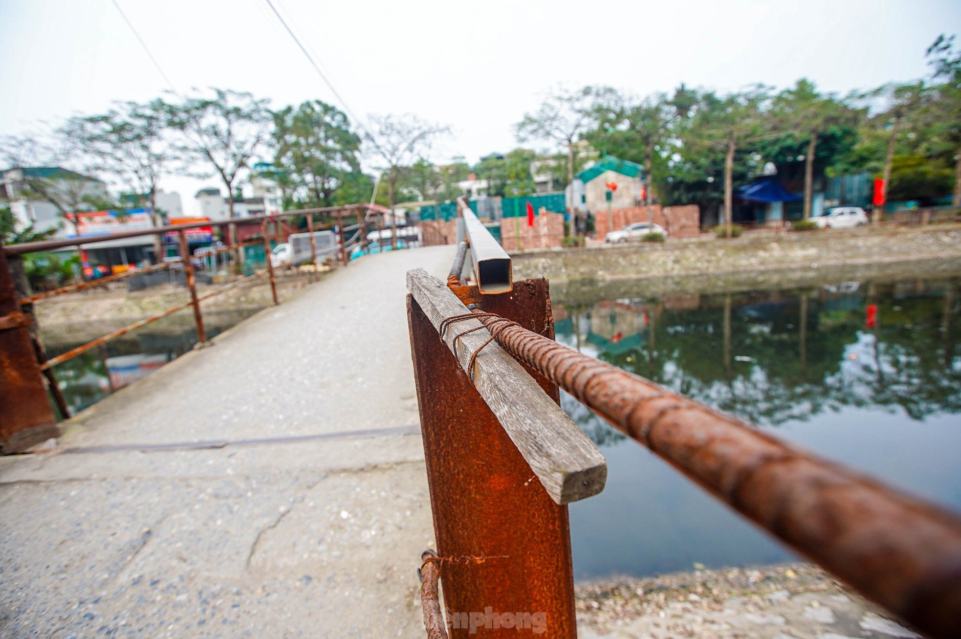 Close-up of degraded, rusty bridges in Hanoi photo 22