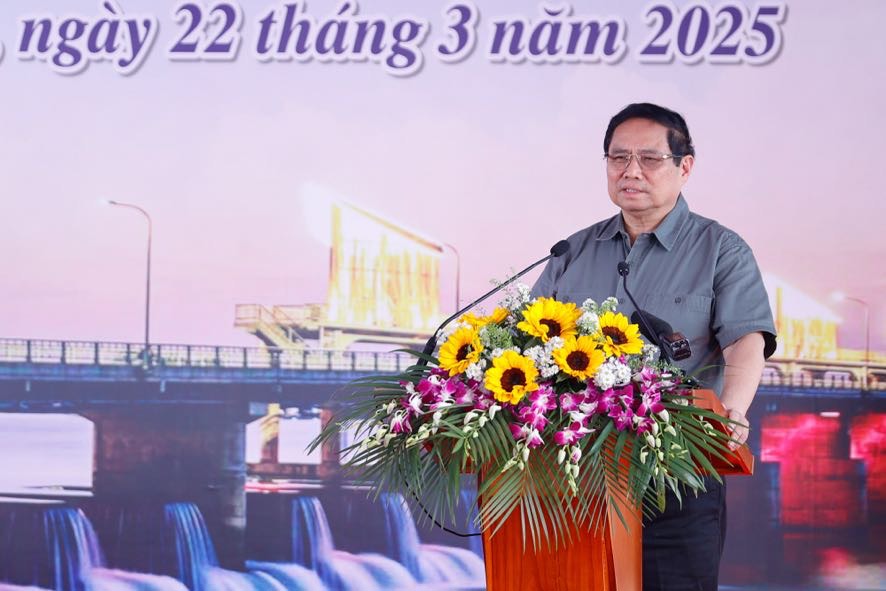 Bei der Eröffnungszeremonie betonte Premierminister Pham Minh Chinh die große Bedeutung des Phu Phong-Staudamms – Foto: VGP/Nhat Bac