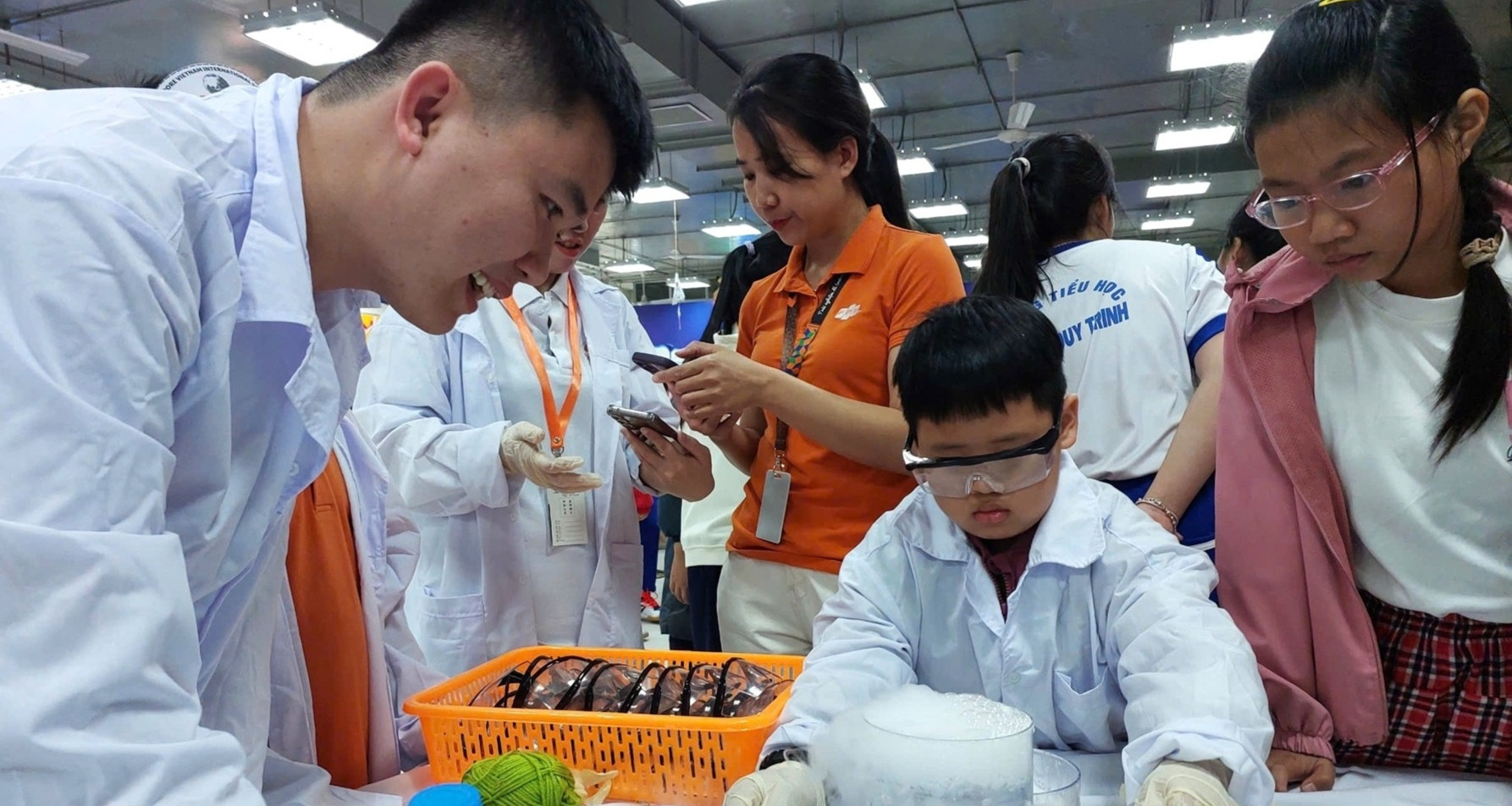 Da Nang students do science experiments, show off their design skills