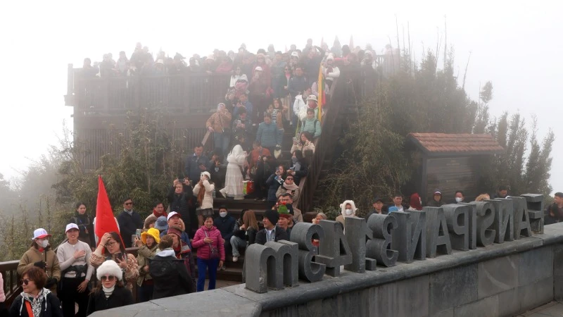 Sacred flag-raising ceremony on Fansipan peak photo 9