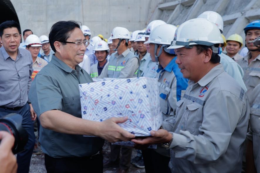 Premierminister überreicht Bauarbeitern auf der Baustelle Geschenke – Foto: VGP/Nhat Bac  