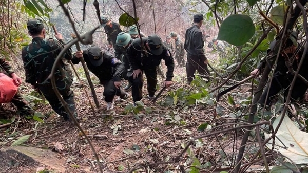 Extinction d'un incendie de forêt dans la montagne de Nghiem