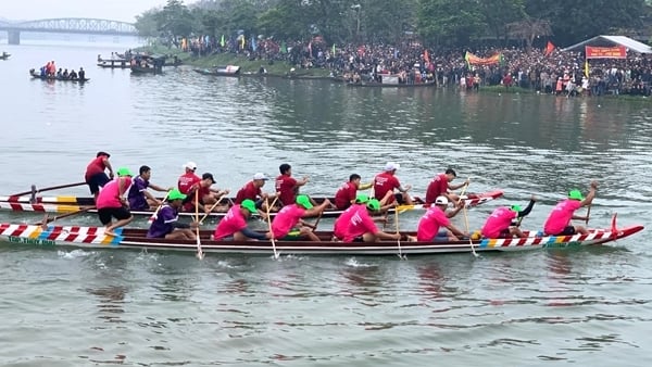 Course de bateaux traditionnels passionnante sur la rivière Huong pour célébrer les 50 ans du Jour de la Libération de Hué