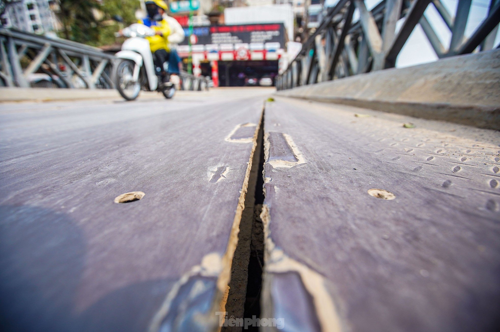 Close-up of degraded, rusty bridges in Hanoi photo 15