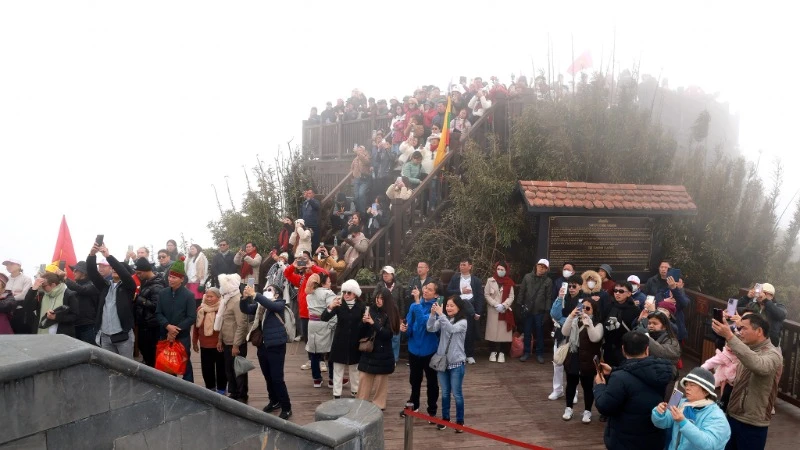 Sacred flag-raising ceremony on Fansipan peak photo 15