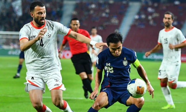 Supachok y Chanathip jugaron codo con codo, ayudando al equipo tailandés a derrotar fácilmente a un equipo clasificado casi 59 puestos por debajo de ellos en el ranking FIFA, foto 1