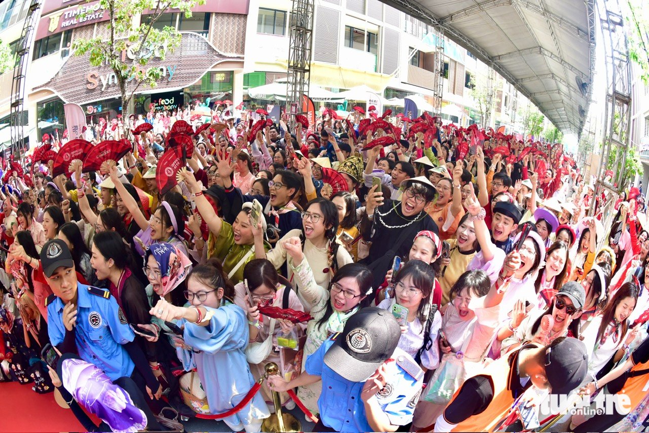 Des milliers de spectateurs vêtus de costumes vietnamiens attendent le concert « Anh trai qua ngan cong thorn »