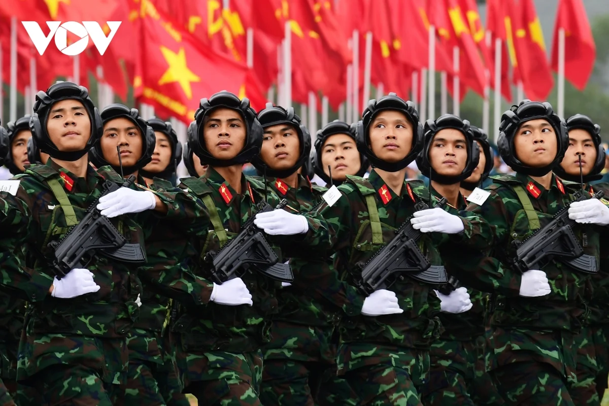 Primer plano de las armas y el equipo del desfile conmemorativo del 50 aniversario de la liberación del Sur.