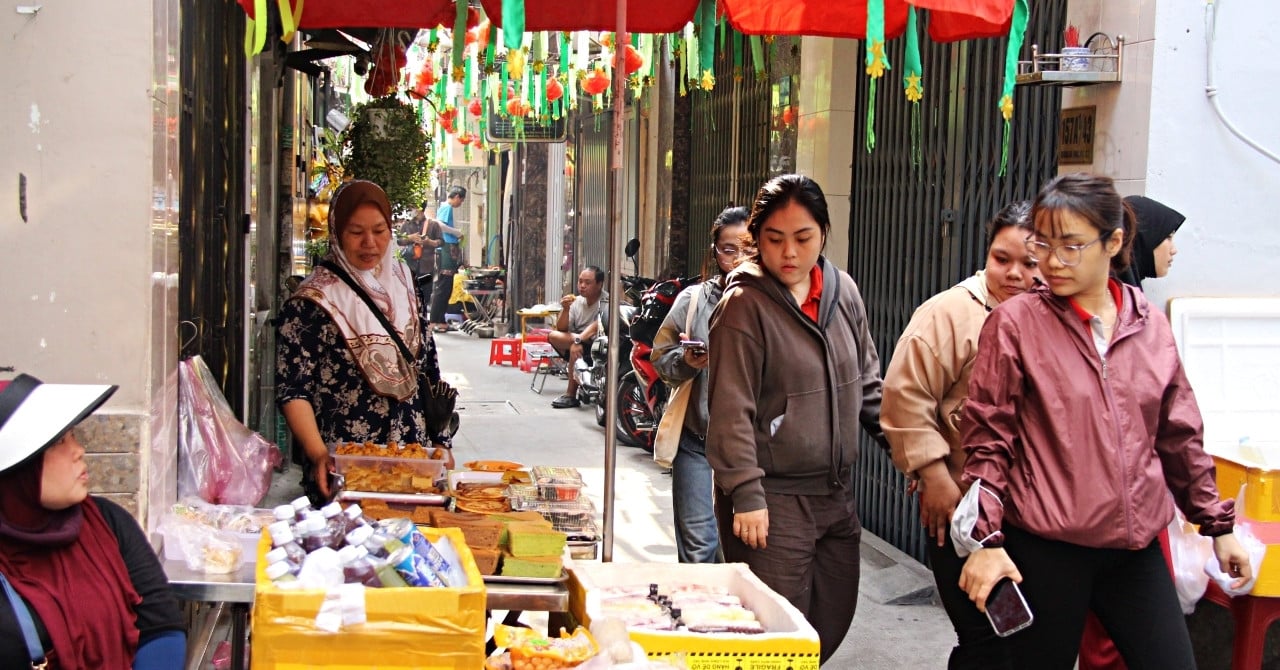 Lebensmittelmarkt „versteckt“ in einer Gasse in HCMC, findet nur einmal im Jahr statt, dauert aber einen ganzen Monat