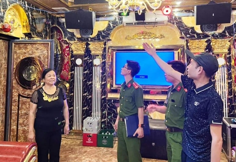 Không lắp chốt cửa bên trong phòng hát karaoke