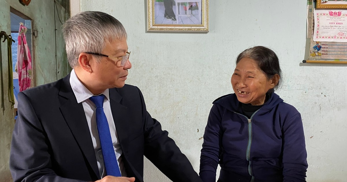 El subsecretario permanente del Comité Provincial del Partido, Nguyen Duc Dung, visita a familias de políticos en Que Son