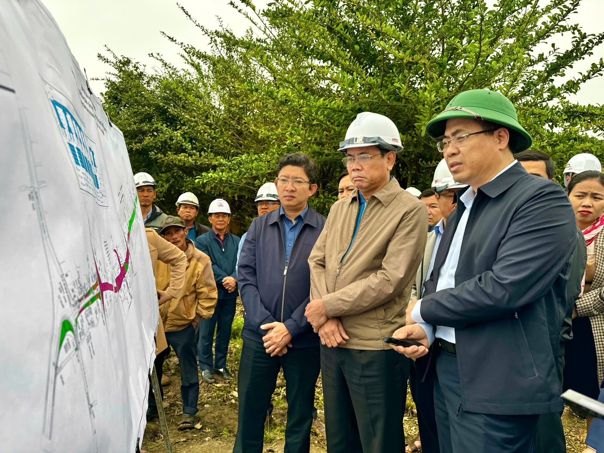 Deux projets de transport de 4 400 milliards de VND bloqués à Quang Ngai, photo 6