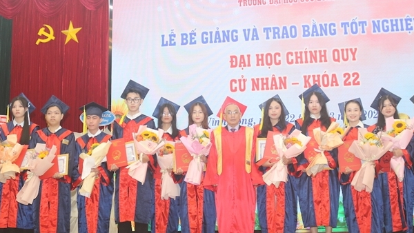 Trường Đại học Cửu Long vinh danh các sinh viên tốt nghiệp xuất sắc