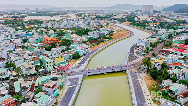 Neue Straße entlang des Flusses Dinh