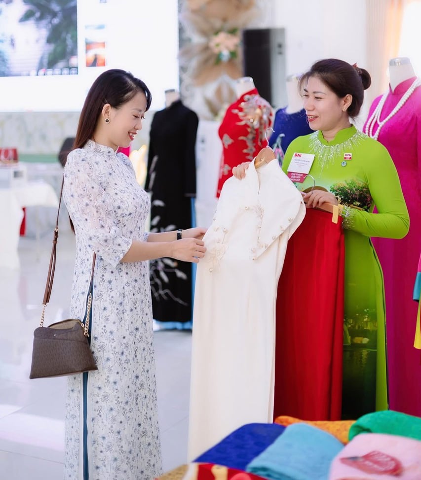 Ms. Kim Ngan (right cover) is introducing the Ao Dai.