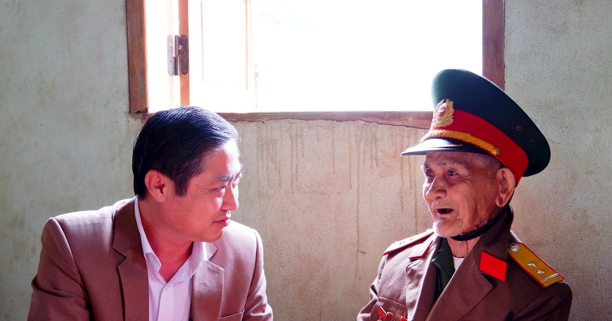 El vicepresidente permanente del Comité Popular Provincial, Phan Thai Binh, visitó y entregó obsequios a las familias de los políticos en Nam Giang.