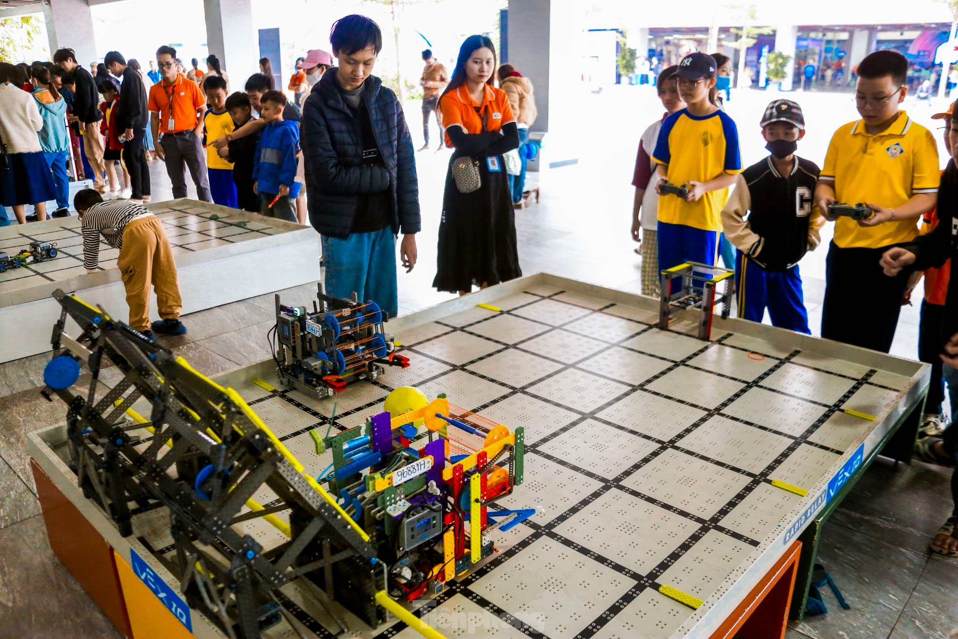 Mehr als 2.000 Da Nang-Studenten erleben begeistert Roboter und grundlegende Programmierung Foto 6